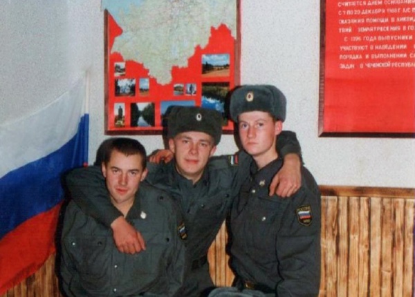 Роман (верхний ряд, 1-й слева) с сослуживцами в армии. Фото из семейного архива. Передано мамой для публикации на сайте ant53.ru в рамках партнерского проекта «Код памяти».