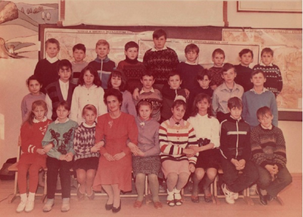 Рома (нижний ряд, 1-й справа) в начальной школе. Фото из семейного архива. Передано мамой для публикации на сайте ant53.ru в рамках партнерского проекта «Код памяти».