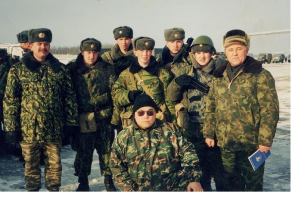 Роман (2-й слева) перед отправкой в Чечню. Фото из семейного архива. Передано мамой для публикации на сайте ant53.ru в рамках партнерского проекта «Код памяти».