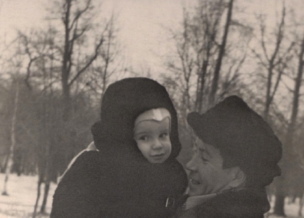 С папой. Фото из семейного архива. Передано мамой для публикации на сайте ant53.ru.