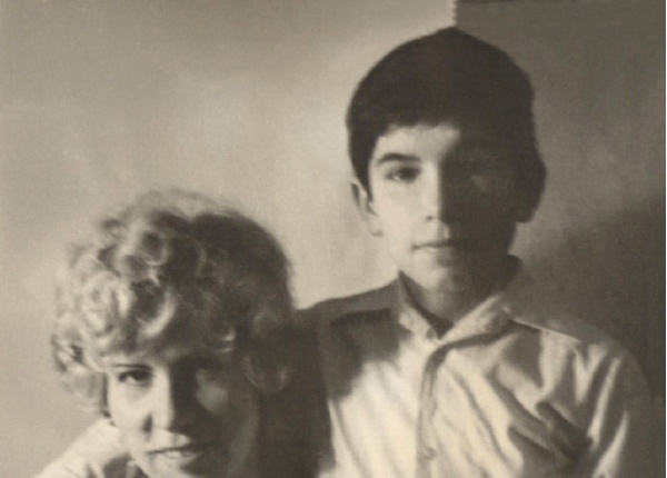 Всеволод вместе с мамой. 20 марта 1977 г. Фото из семейного архива. Передано мамой для публикации на сайте ant53.ru.