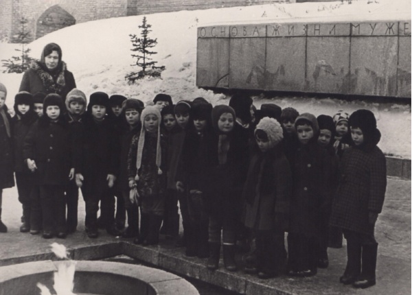 Сева с детским садом в новгородском Кремле (первый справа). 1971 год. Фото из семейного архива. Передано мамой для публикации на сайте ant53.ru.