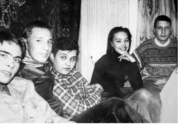 Сережа (крайний справа) с друзьями. Фото из личного архива мамы, Надежды Николаевны Панковой. Передано ею для публикации на сайте ant53.ru.