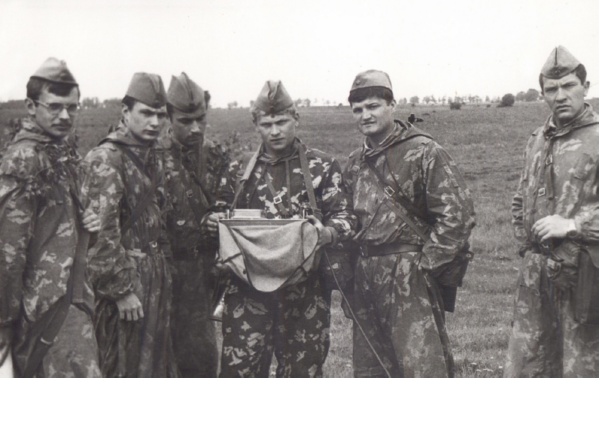 Андрей Максимов (второй справа) с товарищами по роте. Чечня