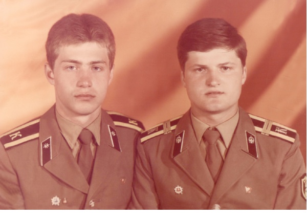 Андрей Максимов (справа) с товарищем. Курсанты Калининградского высшего военно-инженерного училища. Фото середины 1980-х гг.