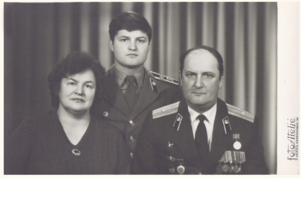 Андрей Максимов с родителями, Верой Анатольевной и Анатолием Петровичем (майор)