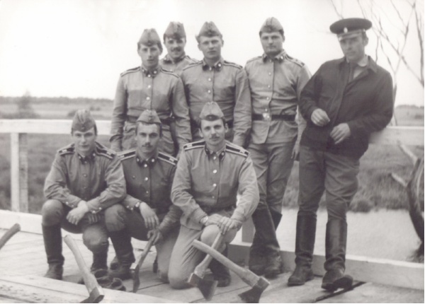 Андрей Максимов (второй справа в верхнем ряду) с однокурсниками. Калининградское высшее военно-инженерного училище. Фото середины 1980-х гг.
