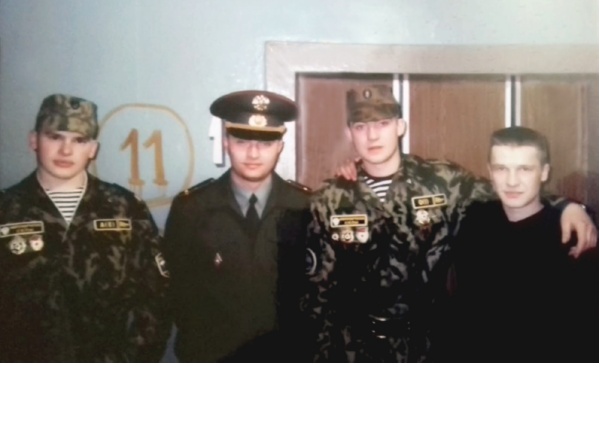 Женя второй справа. Фото из личного архива сестры, Ольги Медведевой. Передано ею на сайт ant53.ru.