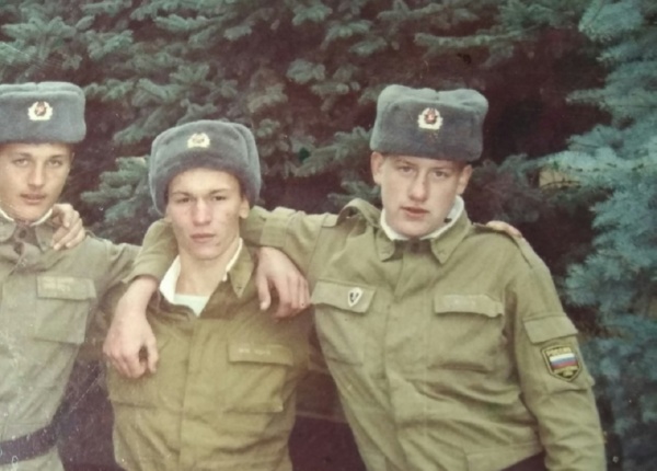 Алексей (справа) с сослуживцами. Фото передано сестрой, Натальей Верхоносовой.