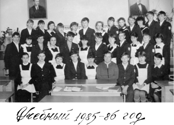 Дмитрий четвертый слева в верхнем ряду. Фото из личного архива одноклассницы Ирины Малышевой, передано для публикации на сайте ant53.ru.