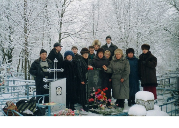 На могиле Комиссарова Александра (с. Бронница). Мама Нина Николаевна Комиссарова (1-й ряд, 3 слева).