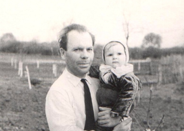 1964 год. Виталий Санин на руках у своего папы Николая Ивановича.