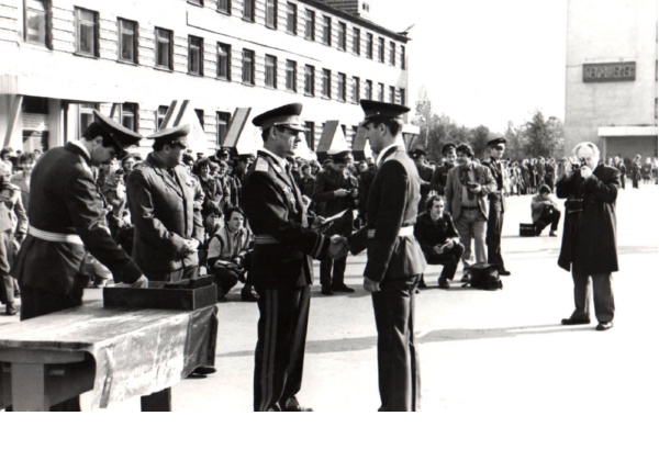 1984 год. Виталий Санин на вручении диплома Рязянского высшего воздушно-десантного командного училища.
 
 
