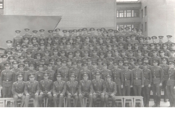 1980 года. Рязянское высшее воздушно-десантное командное училище. Виталий 3-й справа, 2-й ряд сверху.
 