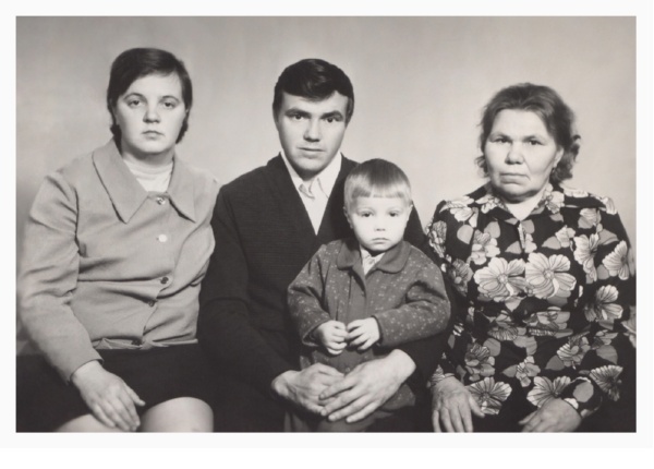 Рома с родителями и бабушкой. Фото предоставила мама, Васильева В.Н.