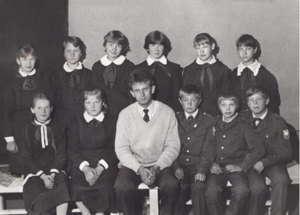 Роман в нижнем ряду, 2-й справа. Савинская школа, 8 класс. Фото предоставила мама, Васильева В.Н.
