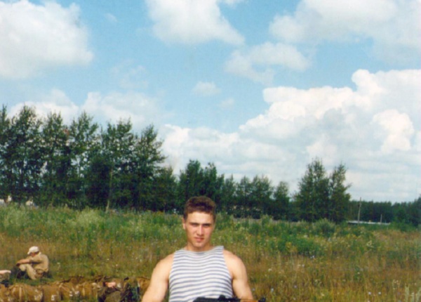 Павел Лукашевич. Подпись на фото: «2 августа 1994 г. День ВДВ, Чучково. 30 мин назад я был в небе. 2-й прыжок».  Фото предоставила Арсеньева Н.В.