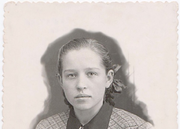Дочь Тимофея Дмитриевича Мая Чистякова, ученица 8 класса. Новгород, 1951 год