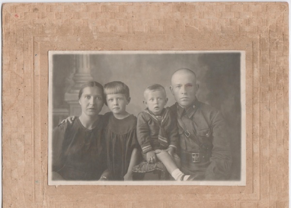 Тимофей Дмитриевич Чистяков с женой Верой Степановной и детьми, Маей и Борисом. 22 (25) июня 1941 год. Этой фотографии он уже не увидел...