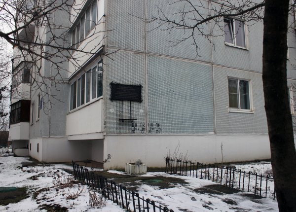 Фасад дома, где установлена мемеориальная доска. Дата съемки: 09.02.2020. Фото Татьяны Громовой, администратора сайта ant53.ru.