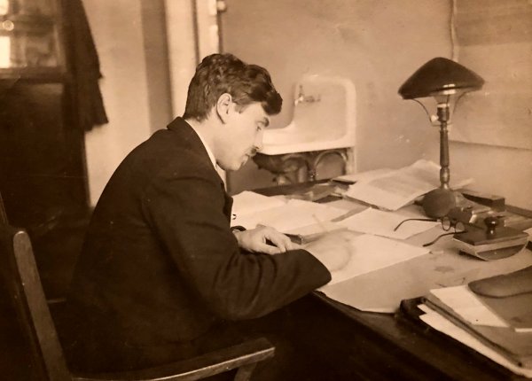 Д.А. Герасимов в лаборатории Торфоинститута. 1931 г. Фото из архива Б.Г. Якеменко (Москва), присланное в Рдейский заповедник.