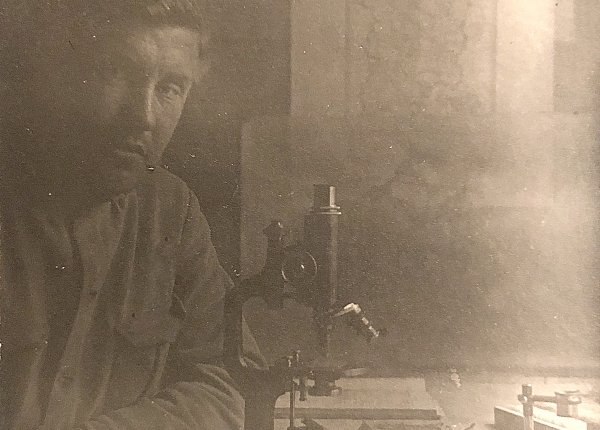 Д.А. Герасимов в лаборатории Института торфа. 1919 г. Фото из архива Б.Г. Якеменко (Москва), присланное в Рдейский заповедник.