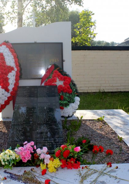 Братская могила советских воинов в Деревяницах