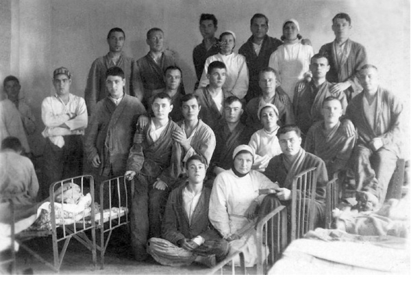 Дмитрий Николаевич (сидит в центре, в светлой пижаме) во время лечения. Крым, эвакогоспиталь №5028, 3-е отделение, палата №6. 8 января 1944 г.